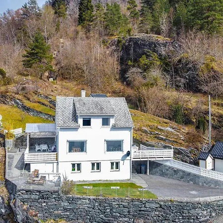 別荘 4 Bedroom Amazing Home In Strandebarm
